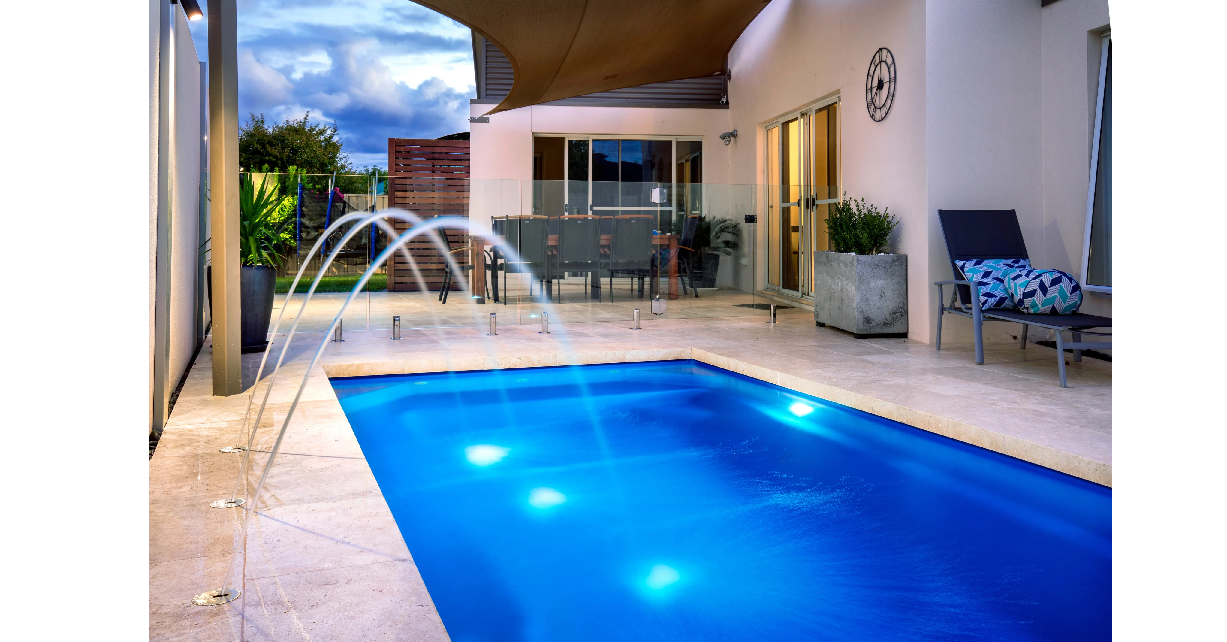 Modern vinyl liner pool with water features - Australian pool installation